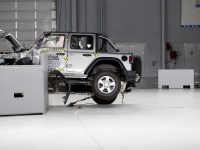 Jeep Wrangler се катурва при фронтален краш-тест (видео)